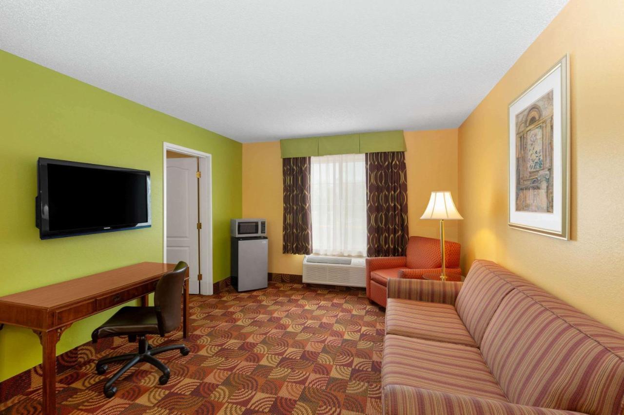 Super 8 By Wyndham Lake Of The Ozarks Eldon Екстер'єр фото