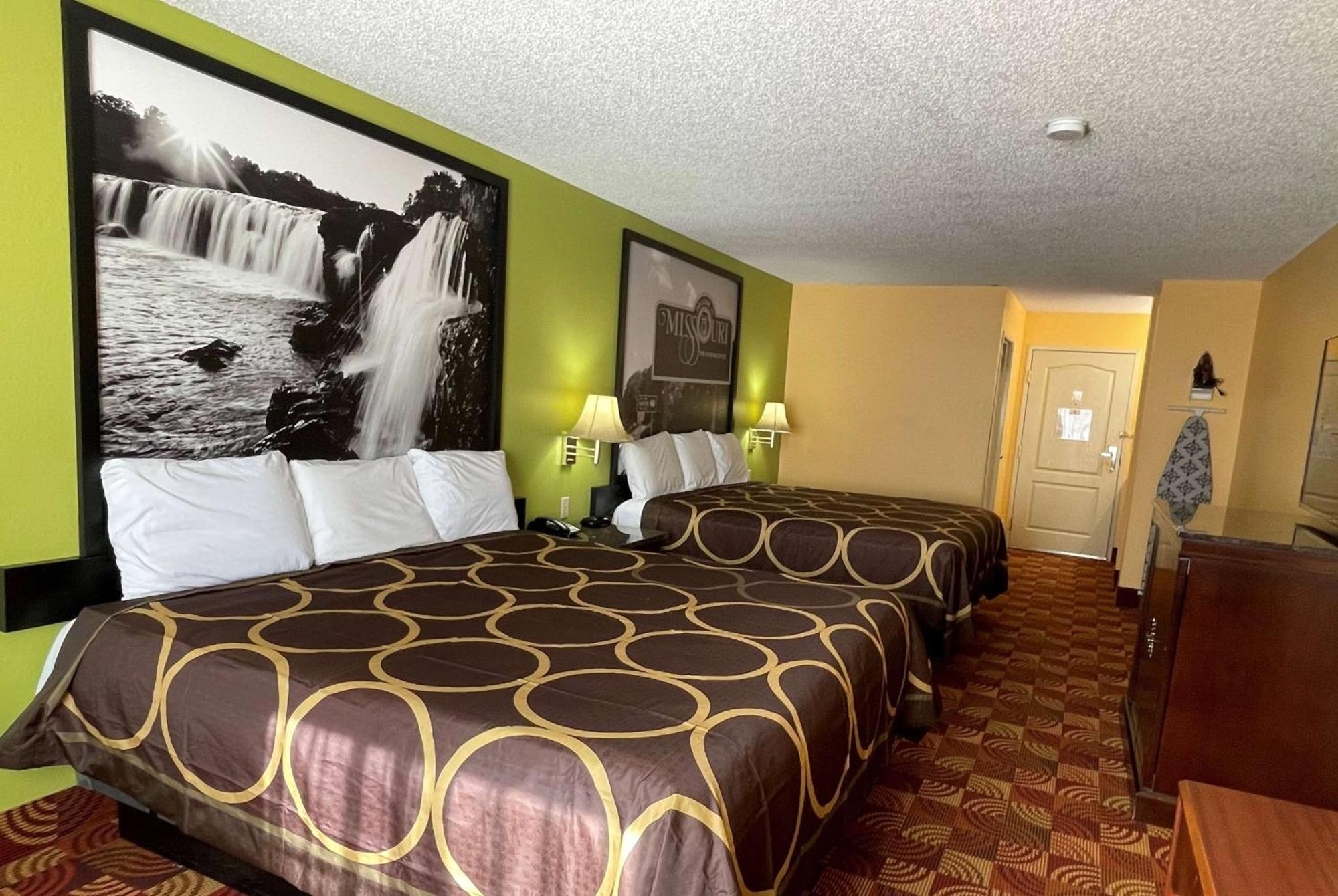 Super 8 By Wyndham Lake Of The Ozarks Eldon Екстер'єр фото