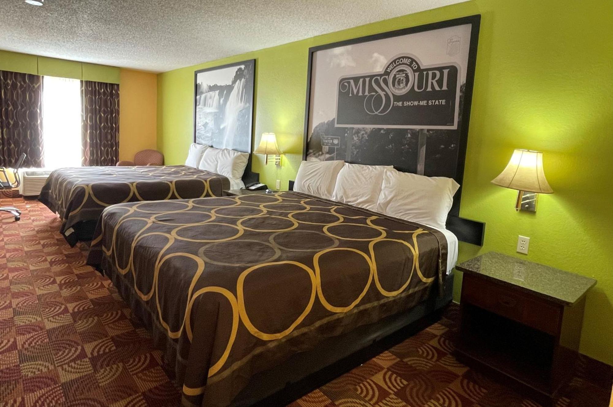 Super 8 By Wyndham Lake Of The Ozarks Eldon Екстер'єр фото