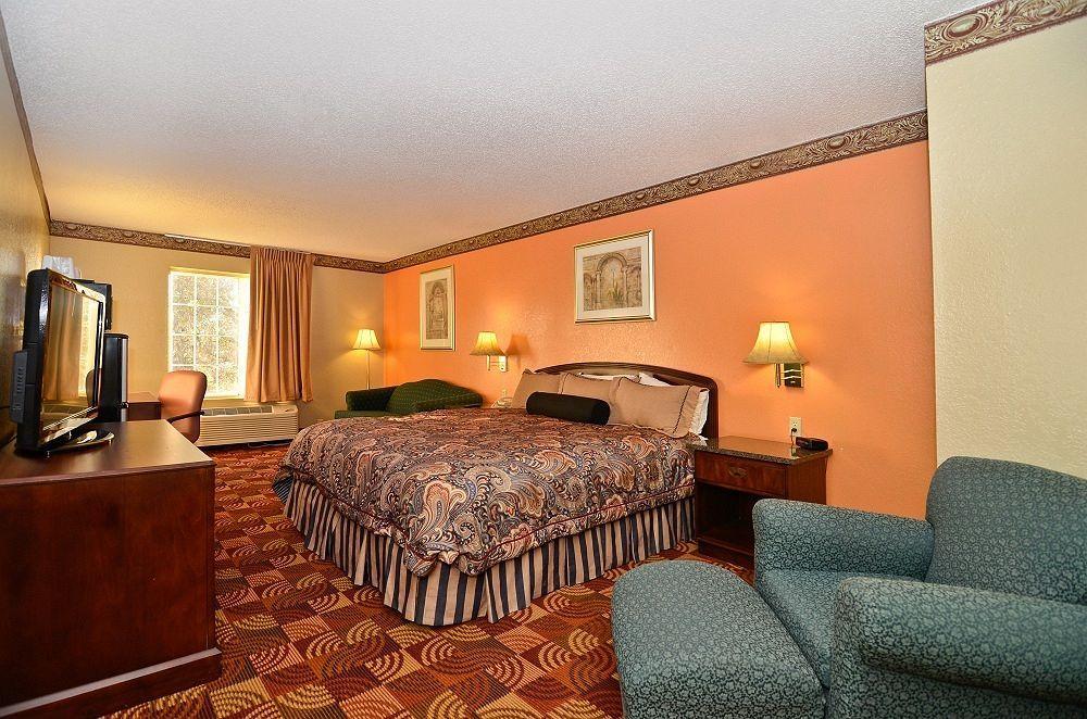 Super 8 By Wyndham Lake Of The Ozarks Eldon Екстер'єр фото