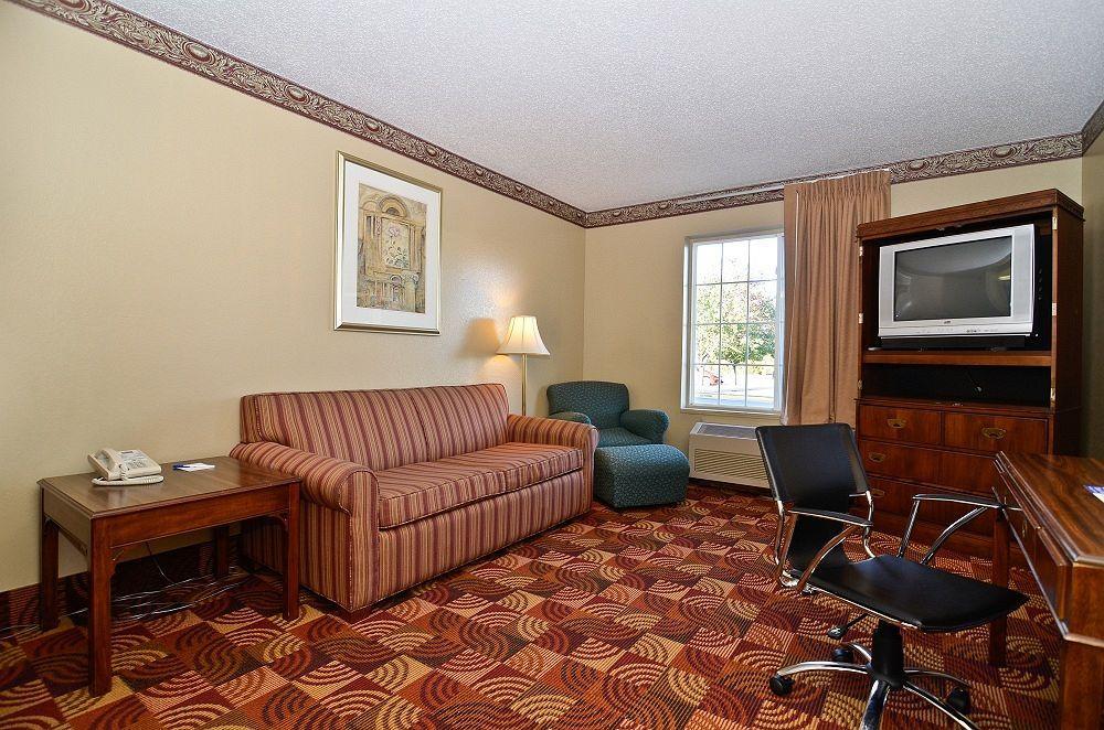 Super 8 By Wyndham Lake Of The Ozarks Eldon Екстер'єр фото