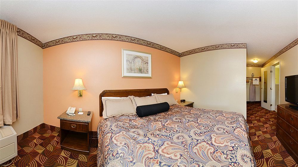 Super 8 By Wyndham Lake Of The Ozarks Eldon Екстер'єр фото