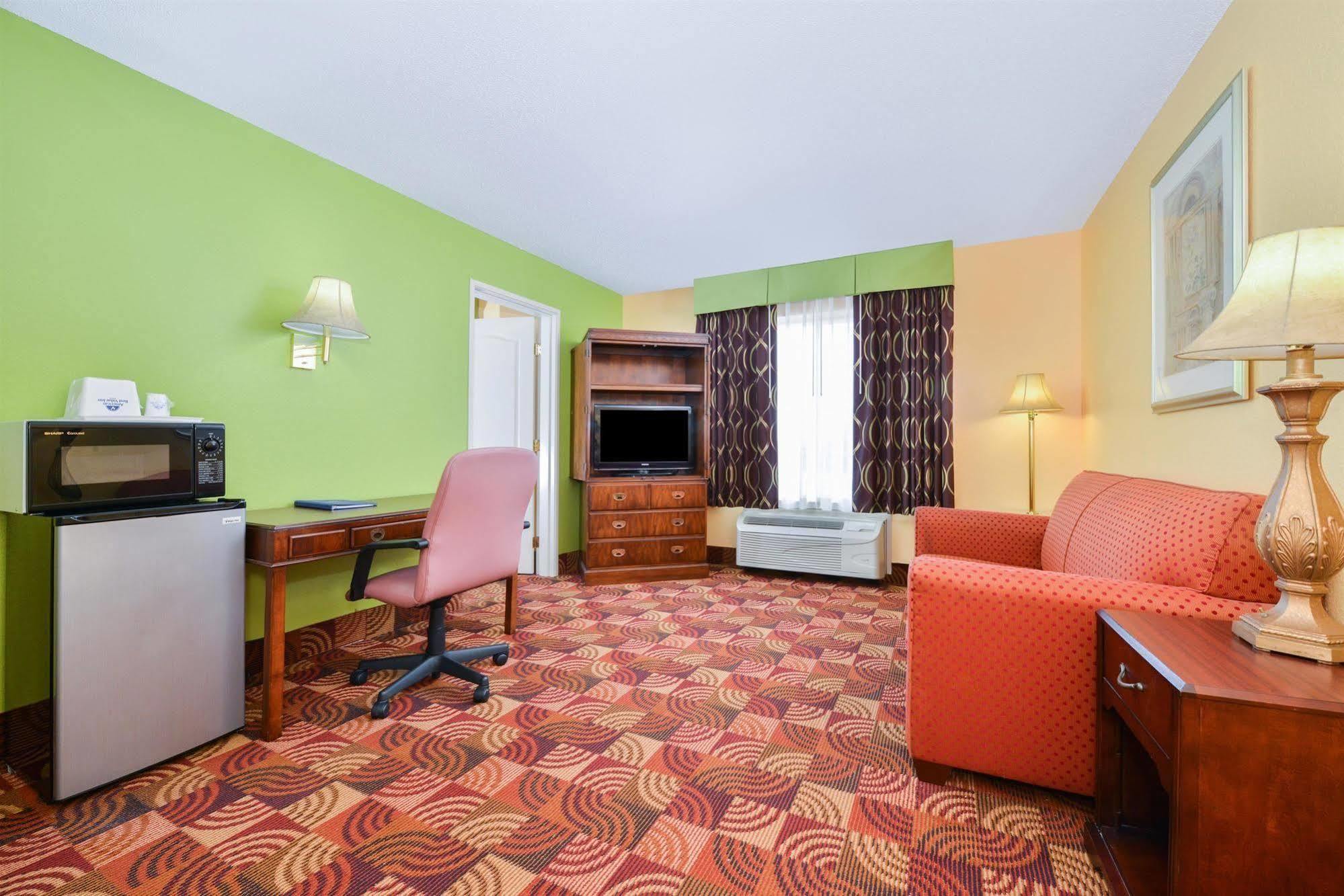 Super 8 By Wyndham Lake Of The Ozarks Eldon Екстер'єр фото